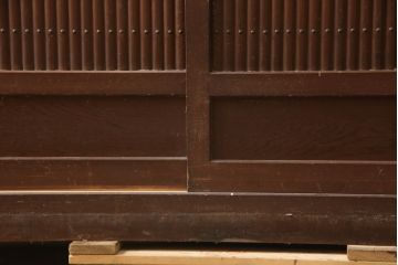 和製アンティーク　丸桟の引き戸が上品で凛とした美しさを醸し出す水屋箪笥サイドボード(食器棚、戸棚、収納棚、キャビネット)(R-069764)