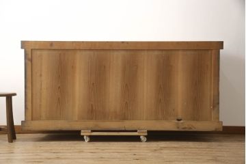 和製アンティーク　丸桟の引き戸が上品で凛とした美しさを醸し出す水屋箪笥サイドボード(食器棚、戸棚、収納棚、キャビネット)(R-069764)