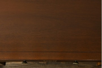 中古　DREXEL HERITAGE(ドレクセルヘリテイジ)　Triune(トライユン)　クラシックなデザインが素敵なニーホールデスク　定価約41万円　(R-069766)