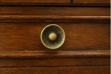 中古　DREXEL HERITAGE(ドレクセルヘリテイジ)　Triune(トライユン)　クラシックなデザインが素敵なニーホールデスク　定価約41万円　(R-069766)