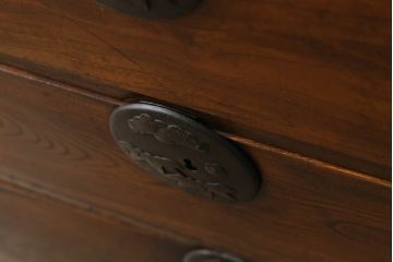和製アンティーク　前面欅(ケヤキ)材　使い込まれた風合いが味わい深い二本松箪笥ローボード(ローチェスト、引き出し、衣装箪笥、整理タンス、時代箪笥、収納たんす、テレビ台、テレビボード)(R-069775)