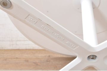 中古　美品　Cassinaixc.(カッシーナイクスシー)　FLOW(フロー)　真っ白なカラーリングにシンプルなデザインが存在感を放つ特注サイズ(セミオーダー)のセンターテーブル(ラウンドテーブル、丸テーブル、ローテーブル、リビングテーブル)(R-069777)