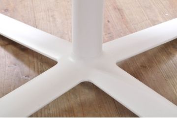 中古　美品　Cassinaixc.(カッシーナイクスシー)　FLOW(フロー)　真っ白なカラーリングにシンプルなデザインが存在感を放つ特注サイズ(セミオーダー)のセンターテーブル(ラウンドテーブル、丸テーブル、ローテーブル、リビングテーブル)(R-069780)