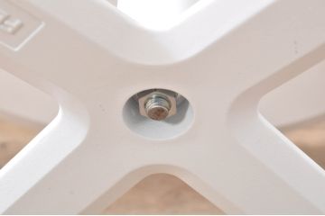 中古　美品　Cassinaixc.(カッシーナイクスシー)　FLOW(フロー)　真っ白なカラーリングにシンプルなデザインが存在感を放つ特注サイズ(セミオーダー)のセンターテーブル(ラウンドテーブル、丸テーブル、ローテーブル、リビングテーブル)(R-069784)