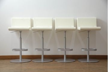 中古　短期展示品　美品　Cassinaixc.(カッシーナイクスシー)　Boomerang(ブーメラン)　シンプルで上品な佇まいが魅力のカウンターチェア4脚セット(回転椅子、ハイチェア、アームレスチェア、店舗什器)(R-069786)