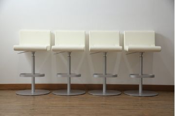 中古　短期展示品　美品　Cassinaixc.(カッシーナイクスシー)　Boomerang(ブーメラン)　シンプルで上品な佇まいが魅力のカウンターチェア4脚セット(回転椅子、ハイチェア、アームレスチェア、店舗什器)(R-069786)