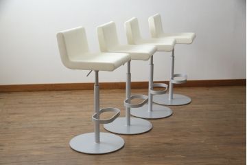中古　短期展示品　美品　Cassinaixc.(カッシーナイクスシー)　Boomerang(ブーメラン)　シンプルで上品な佇まいが魅力のカウンターチェア4脚セット(回転椅子、ハイチェア、アームレスチェア、店舗什器)(R-069786)