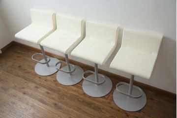 中古　短期展示品　美品　Cassinaixc.(カッシーナイクスシー)　Boomerang(ブーメラン)　シンプルで上品な佇まいが魅力のカウンターチェア4脚セット(回転椅子、ハイチェア、アームレスチェア、店舗什器)(R-069786)