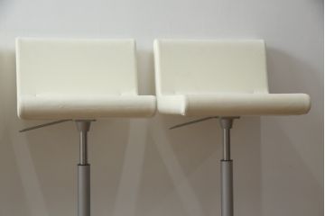 中古　短期展示品　美品　Cassinaixc.(カッシーナイクスシー)　Boomerang(ブーメラン)　シンプルで上品な佇まいが魅力のカウンターチェア4脚セット(回転椅子、ハイチェア、アームレスチェア、店舗什器)(R-069786)