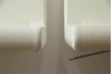 中古　短期展示品　美品　Cassinaixc.(カッシーナイクスシー)　Boomerang(ブーメラン)　シンプルで上品な佇まいが魅力のカウンターチェア4脚セット(回転椅子、ハイチェア、アームレスチェア、店舗什器)(R-069786)