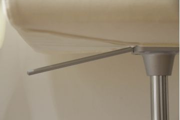 中古　短期展示品　美品　Cassinaixc.(カッシーナイクスシー)　Boomerang(ブーメラン)　シンプルで上品な佇まいが魅力のカウンターチェア4脚セット(回転椅子、ハイチェア、アームレスチェア、店舗什器)(R-069786)