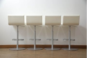 中古　短期展示品　美品　Cassinaixc.(カッシーナイクスシー)　Boomerang(ブーメラン)　シンプルで上品な佇まいが魅力のカウンターチェア4脚セット(回転椅子、ハイチェア、アームレスチェア、店舗什器)(R-069786)
