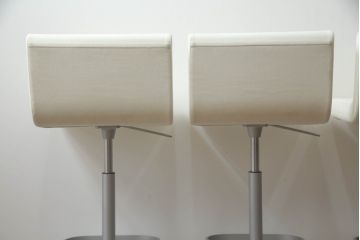 中古　短期展示品　美品　Cassinaixc.(カッシーナイクスシー)　Boomerang(ブーメラン)　シンプルで上品な佇まいが魅力のカウンターチェア4脚セット(回転椅子、ハイチェア、アームレスチェア、店舗什器)(R-069786)