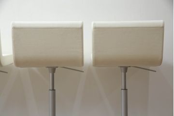 中古　短期展示品　美品　Cassinaixc.(カッシーナイクスシー)　Boomerang(ブーメラン)　シンプルで上品な佇まいが魅力のカウンターチェア4脚セット(回転椅子、ハイチェア、アームレスチェア、店舗什器)(R-069786)