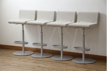 中古　短期展示品　美品　Cassinaixc.(カッシーナイクスシー)　Boomerang(ブーメラン)　シンプルで上品な佇まいが魅力のカウンターチェア4脚セット(回転椅子、ハイチェア、アームレスチェア、店舗什器)(R-069787)