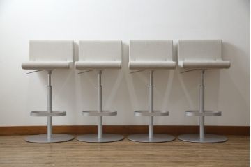 中古　短期展示品　美品　Cassinaixc.(カッシーナイクスシー)　Boomerang(ブーメラン)　シンプルで上品な佇まいが魅力のカウンターチェア4脚セット(回転椅子、ハイチェア、アームレスチェア、店舗什器)(R-069787)