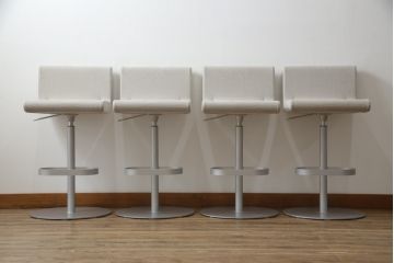 中古　短期展示品　美品　Cassinaixc.(カッシーナイクスシー)　Boomerang(ブーメラン)　シンプルで上品な佇まいが魅力のカウンターチェア4脚セット(回転椅子、ハイチェア、アームレスチェア、店舗什器)(R-069787)