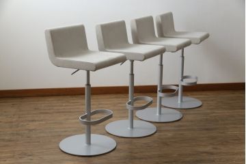 中古　短期展示品　美品　Cassinaixc.(カッシーナイクスシー)　Boomerang(ブーメラン)　シンプルで上品な佇まいが魅力のカウンターチェア4脚セット(回転椅子、ハイチェア、アームレスチェア、店舗什器)(R-069787)