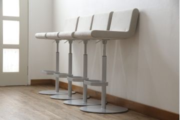 中古　短期展示品　美品　Cassinaixc.(カッシーナイクスシー)　Boomerang(ブーメラン)　シンプルで上品な佇まいが魅力のカウンターチェア4脚セット(回転椅子、ハイチェア、アームレスチェア、店舗什器)(R-069787)