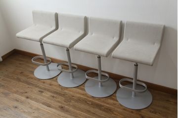 中古　短期展示品　美品　Cassinaixc.(カッシーナイクスシー)　Boomerang(ブーメラン)　シンプルで上品な佇まいが魅力のカウンターチェア4脚セット(回転椅子、ハイチェア、アームレスチェア、店舗什器)(R-069787)