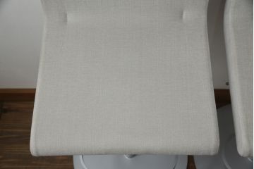 中古　短期展示品　美品　Cassinaixc.(カッシーナイクスシー)　Boomerang(ブーメラン)　シンプルで上品な佇まいが魅力のカウンターチェア4脚セット(回転椅子、ハイチェア、アームレスチェア、店舗什器)(R-069787)