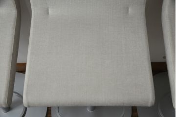 中古　短期展示品　美品　Cassinaixc.(カッシーナイクスシー)　Boomerang(ブーメラン)　シンプルで上品な佇まいが魅力のカウンターチェア4脚セット(回転椅子、ハイチェア、アームレスチェア、店舗什器)(R-069787)