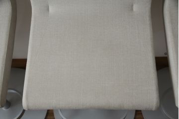 中古　短期展示品　美品　Cassinaixc.(カッシーナイクスシー)　Boomerang(ブーメラン)　シンプルで上品な佇まいが魅力のカウンターチェア4脚セット(回転椅子、ハイチェア、アームレスチェア、店舗什器)(R-069787)