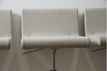 中古　短期展示品　美品　Cassinaixc.(カッシーナイクスシー)　Boomerang(ブーメラン)　シンプルで上品な佇まいが魅力のカウンターチェア4脚セット(回転椅子、ハイチェア、アームレスチェア、店舗什器)(R-069787)