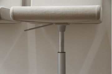 中古　短期展示品　美品　Cassinaixc.(カッシーナイクスシー)　Boomerang(ブーメラン)　シンプルで上品な佇まいが魅力のカウンターチェア4脚セット(回転椅子、ハイチェア、アームレスチェア、店舗什器)(R-069787)