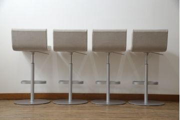 中古　短期展示品　美品　Cassinaixc.(カッシーナイクスシー)　Boomerang(ブーメラン)　シンプルで上品な佇まいが魅力のカウンターチェア4脚セット(回転椅子、ハイチェア、アームレスチェア、店舗什器)(R-069787)