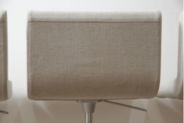 中古　短期展示品　美品　Cassinaixc.(カッシーナイクスシー)　Boomerang(ブーメラン)　シンプルで上品な佇まいが魅力のカウンターチェア4脚セット(回転椅子、ハイチェア、アームレスチェア、店舗什器)(R-069787)