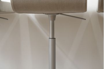 中古　短期展示品　美品　Cassinaixc.(カッシーナイクスシー)　Boomerang(ブーメラン)　シンプルで上品な佇まいが魅力のカウンターチェア4脚セット(回転椅子、ハイチェア、アームレスチェア、店舗什器)(R-069787)