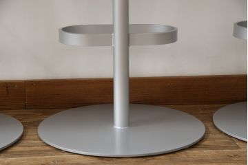 中古　短期展示品　美品　Cassinaixc.(カッシーナイクスシー)　Boomerang(ブーメラン)　シンプルで上品な佇まいが魅力のカウンターチェア4脚セット(回転椅子、ハイチェア、アームレスチェア、店舗什器)(R-069787)