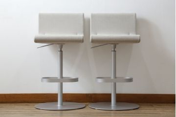 中古　短期展示品　美品　Cassinaixc.(カッシーナイクスシー)　Boomerang(ブーメラン)　シンプルで上品な佇まいが魅力のカウンターチェア2脚セット(回転椅子、ハイチェア、アームレスチェア、店舗什器)(R-069788)