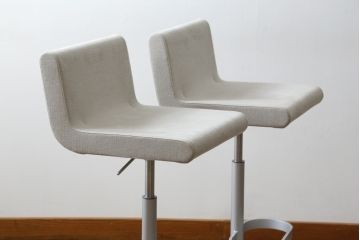 中古　短期展示品　美品　Cassinaixc.(カッシーナイクスシー)　Boomerang(ブーメラン)　シンプルで上品な佇まいが魅力のカウンターチェア2脚セット(回転椅子、ハイチェア、アームレスチェア、店舗什器)(R-069788)