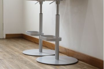 中古　短期展示品　美品　Cassinaixc.(カッシーナイクスシー)　Boomerang(ブーメラン)　シンプルで上品な佇まいが魅力のカウンターチェア2脚セット(回転椅子、ハイチェア、アームレスチェア、店舗什器)(R-069788)