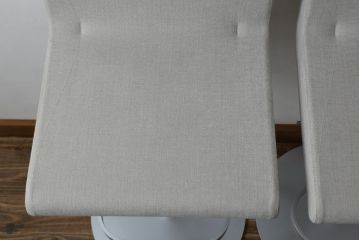 中古　短期展示品　美品　Cassinaixc.(カッシーナイクスシー)　Boomerang(ブーメラン)　シンプルで上品な佇まいが魅力のカウンターチェア2脚セット(回転椅子、ハイチェア、アームレスチェア、店舗什器)(R-069788)