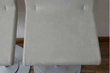 中古　短期展示品　美品　Cassinaixc.(カッシーナイクスシー)　Boomerang(ブーメラン)　シンプルで上品な佇まいが魅力のカウンターチェア2脚セット(回転椅子、ハイチェア、アームレスチェア、店舗什器)(R-069788)