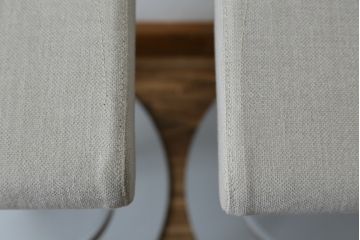 中古　短期展示品　美品　Cassinaixc.(カッシーナイクスシー)　Boomerang(ブーメラン)　シンプルで上品な佇まいが魅力のカウンターチェア2脚セット(回転椅子、ハイチェア、アームレスチェア、店舗什器)(R-069788)