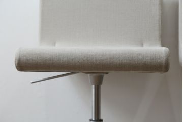 中古　短期展示品　美品　Cassinaixc.(カッシーナイクスシー)　Boomerang(ブーメラン)　シンプルで上品な佇まいが魅力のカウンターチェア2脚セット(回転椅子、ハイチェア、アームレスチェア、店舗什器)(R-069788)