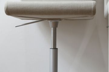 中古　短期展示品　美品　Cassinaixc.(カッシーナイクスシー)　Boomerang(ブーメラン)　シンプルで上品な佇まいが魅力のカウンターチェア2脚セット(回転椅子、ハイチェア、アームレスチェア、店舗什器)(R-069788)