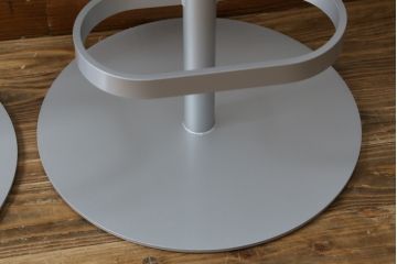 中古　短期展示品　美品　Cassinaixc.(カッシーナイクスシー)　Boomerang(ブーメラン)　シンプルで上品な佇まいが魅力のカウンターチェア2脚セット(回転椅子、ハイチェア、アームレスチェア、店舗什器)(R-069788)