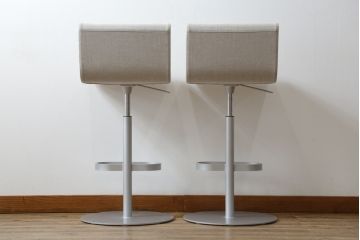 中古　短期展示品　美品　Cassinaixc.(カッシーナイクスシー)　Boomerang(ブーメラン)　シンプルで上品な佇まいが魅力のカウンターチェア2脚セット(回転椅子、ハイチェア、アームレスチェア、店舗什器)(R-069788)