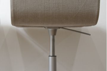 中古　短期展示品　美品　Cassinaixc.(カッシーナイクスシー)　Boomerang(ブーメラン)　シンプルで上品な佇まいが魅力のカウンターチェア2脚セット(回転椅子、ハイチェア、アームレスチェア、店舗什器)(R-069788)