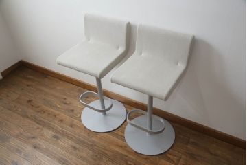 中古　短期展示品　美品　Cassinaixc.(カッシーナイクスシー)　Boomerang(ブーメラン)　シンプルで上品な佇まいが魅力のカウンターチェア2脚セット(回転椅子、ハイチェア、アームレスチェア、店舗什器)(R-069789)