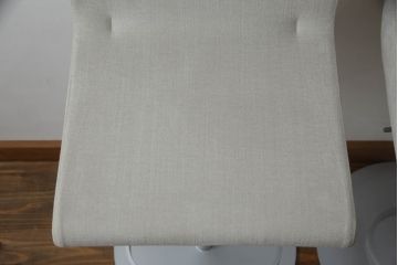 中古　短期展示品　美品　Cassinaixc.(カッシーナイクスシー)　Boomerang(ブーメラン)　シンプルで上品な佇まいが魅力のカウンターチェア2脚セット(回転椅子、ハイチェア、アームレスチェア、店舗什器)(R-069789)