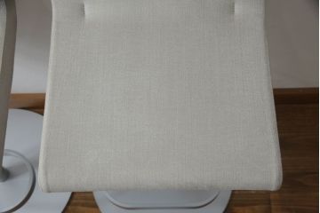 中古　短期展示品　美品　Cassinaixc.(カッシーナイクスシー)　Boomerang(ブーメラン)　シンプルで上品な佇まいが魅力のカウンターチェア2脚セット(回転椅子、ハイチェア、アームレスチェア、店舗什器)(R-069789)
