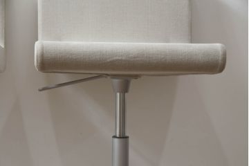 中古　短期展示品　美品　Cassinaixc.(カッシーナイクスシー)　Boomerang(ブーメラン)　シンプルで上品な佇まいが魅力のカウンターチェア2脚セット(回転椅子、ハイチェア、アームレスチェア、店舗什器)(R-069789)