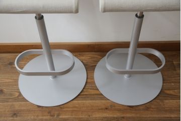 中古　短期展示品　美品　Cassinaixc.(カッシーナイクスシー)　Boomerang(ブーメラン)　シンプルで上品な佇まいが魅力のカウンターチェア2脚セット(回転椅子、ハイチェア、アームレスチェア、店舗什器)(R-069789)