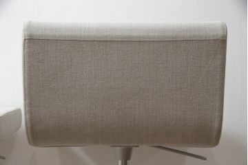 中古　短期展示品　美品　Cassinaixc.(カッシーナイクスシー)　Boomerang(ブーメラン)　シンプルで上品な佇まいが魅力のカウンターチェア2脚セット(回転椅子、ハイチェア、アームレスチェア、店舗什器)(R-069789)